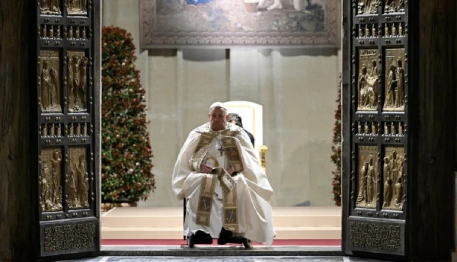 El 24 de diciembre, Francisco abre la puerta santa de San Pedro.