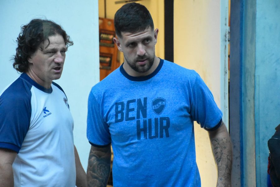 PARTIDA. El arquero Mat&iacute;as Astrada junto al preparador f&iacute;sico C&eacute;sar Bessone.