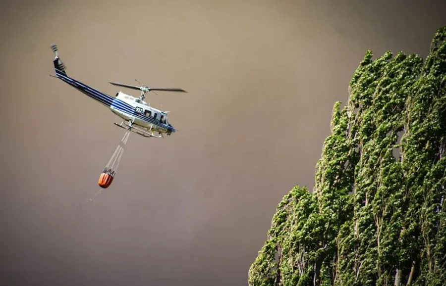Contin&uacute;an las evacuaciones y llegan m&aacute;s bomberos.