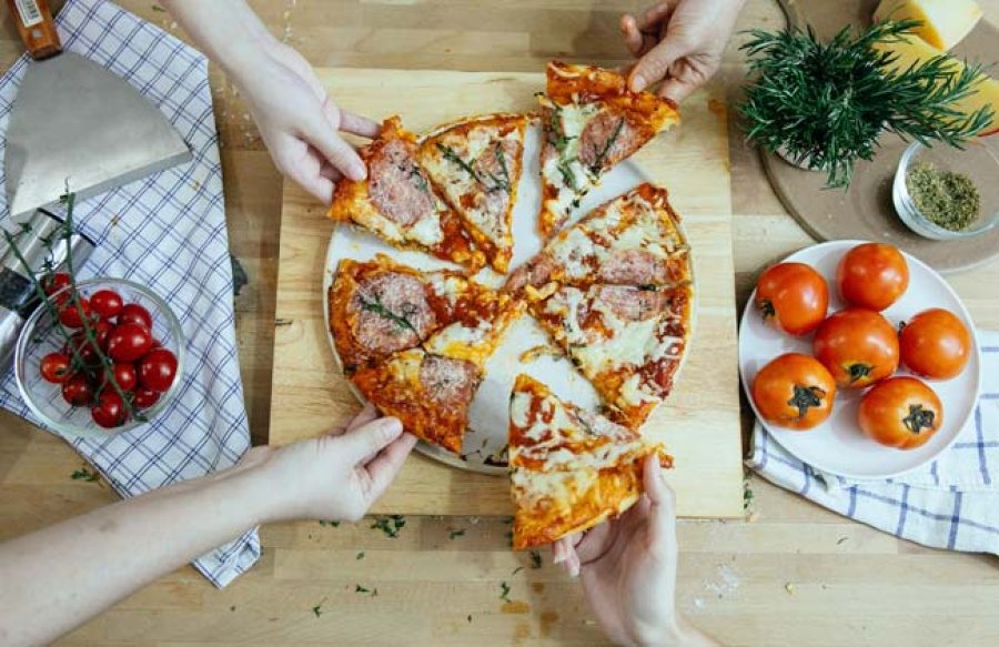 Pizza: sabroso manjar que invita a compartir.