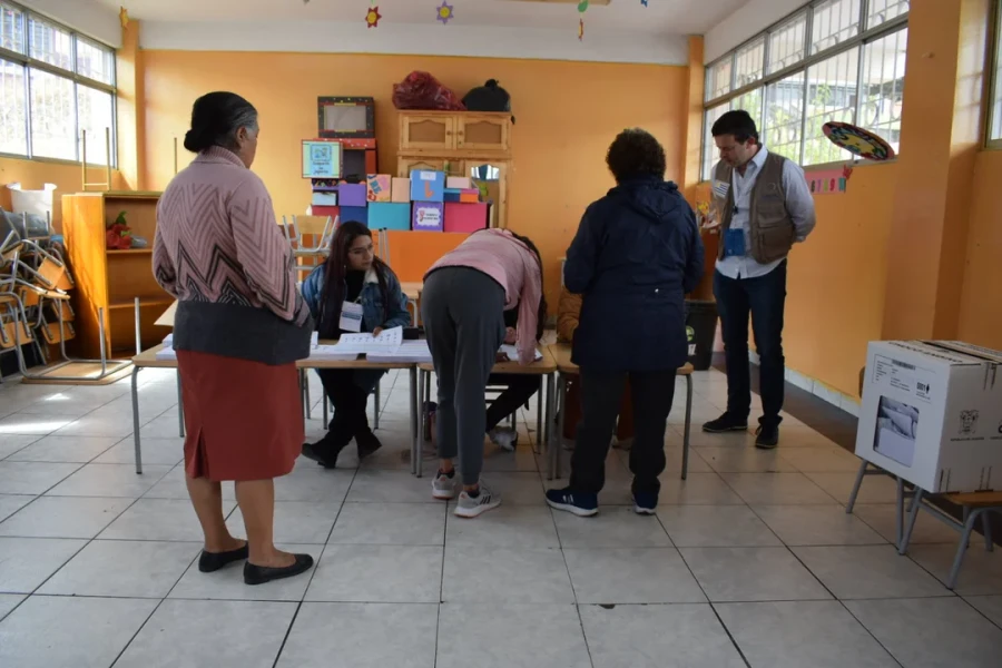 Los ecuatorianos concurren a las urnas para elegir presidente.