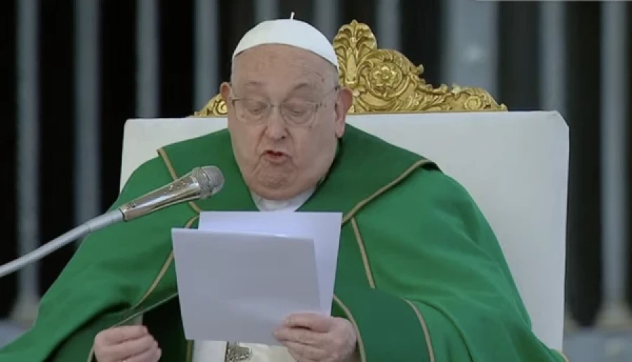 Francisco quiso leer la primera parte de la homil&iacute;a.