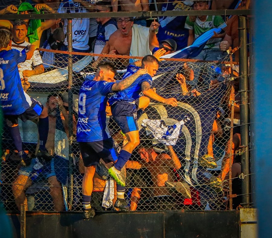 FESTEJO CON LOS HINCHAS. Jim&eacute;nez hizo el gol y lo celebra trepado al alambrado.