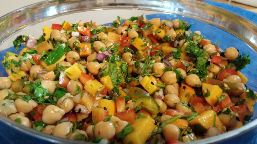 Las legumbres pueden prepararse de diverss maneras, una de ellas es la ensalada.