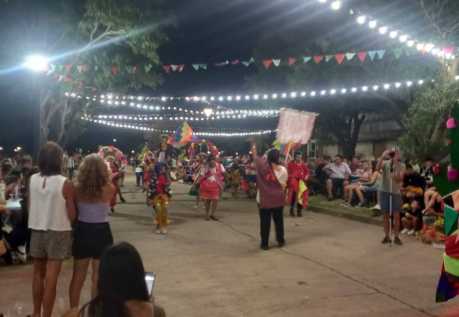 una de las agrupaciones desfilando en el cors&oacute;dromo.