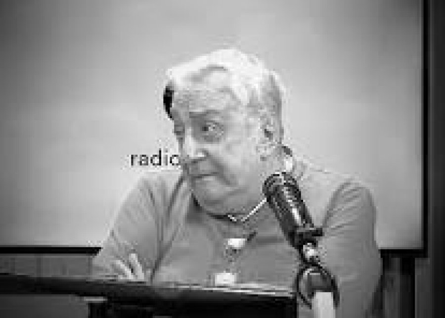 En la radio, ejerciendo el maravilloso oficio en el que se expres&oacute; hsta hace pocos meses atr&aacute;s.