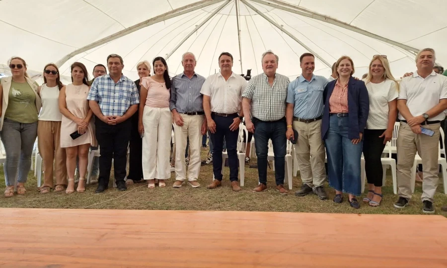 El grupo que particip&oacute; del acto licitatorio.