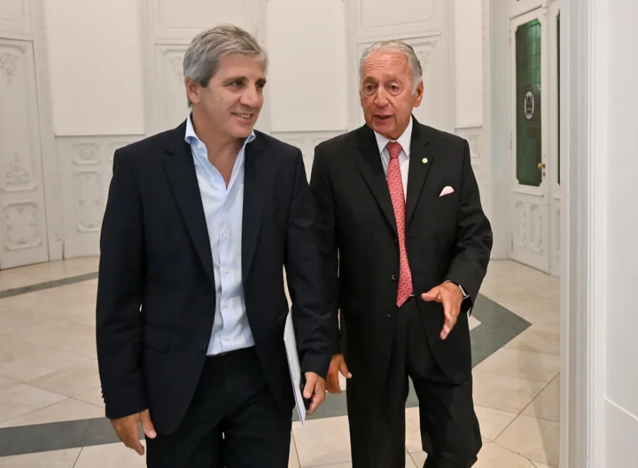 Empresarios pidieron a Caputo "equilibrar condiciones" frente a las importaciones.