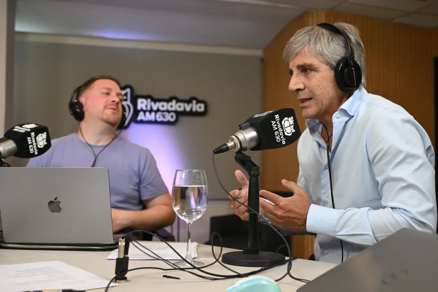 El ministro de Econom&iacute;a, Luis Caputo, en los estudios de Radio Rivadavia.