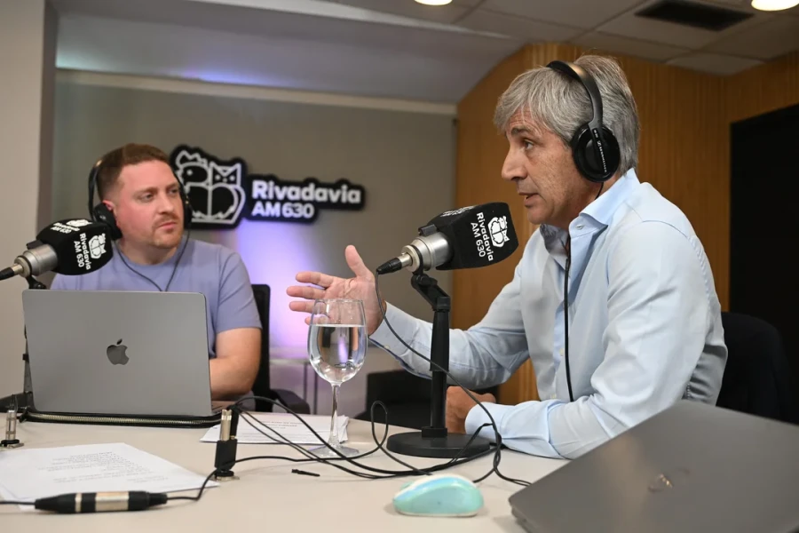 El ministro de Econom&iacute;a, Luis Caputo, en los estudios de Radio Rivadavia.