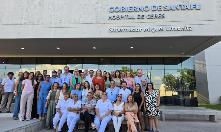 Todos frente al edificio del efector p&uacute;blico.