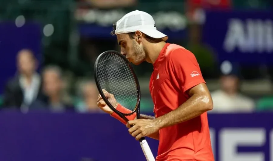 Francisco Cer&uacute;ndolo venci&oacute; a su hermano, Juan Manuel, y deber&aacute; enfrentar a Alexander Zverev.