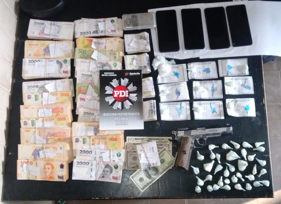 Adem&aacute;s de la coca&iacute;na se secuestr&oacute; dinero en pesos y d&oacute;lares, un autom&oacute;vil, una r&eacute;plica de pistola, cuatro celulares y una balanza.