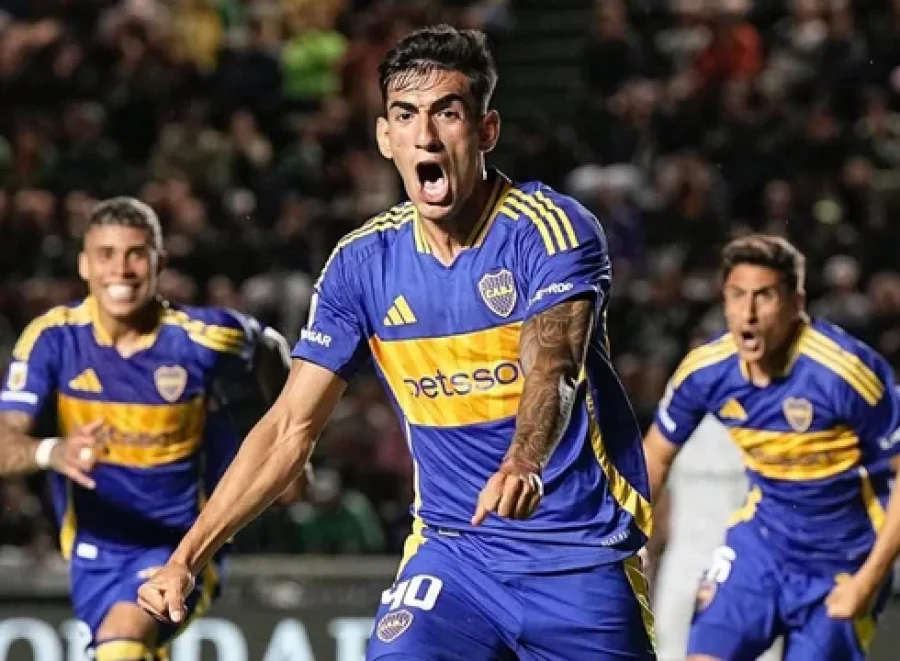 Lautaro Di Lollo festeja el gol de la victoria.