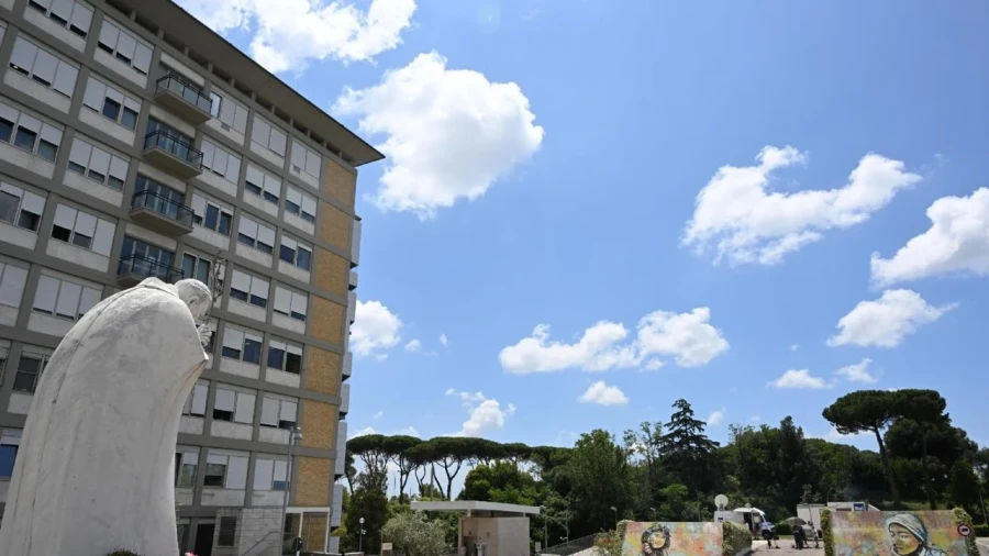 Exterior del hospital donde fue internado el Papa.