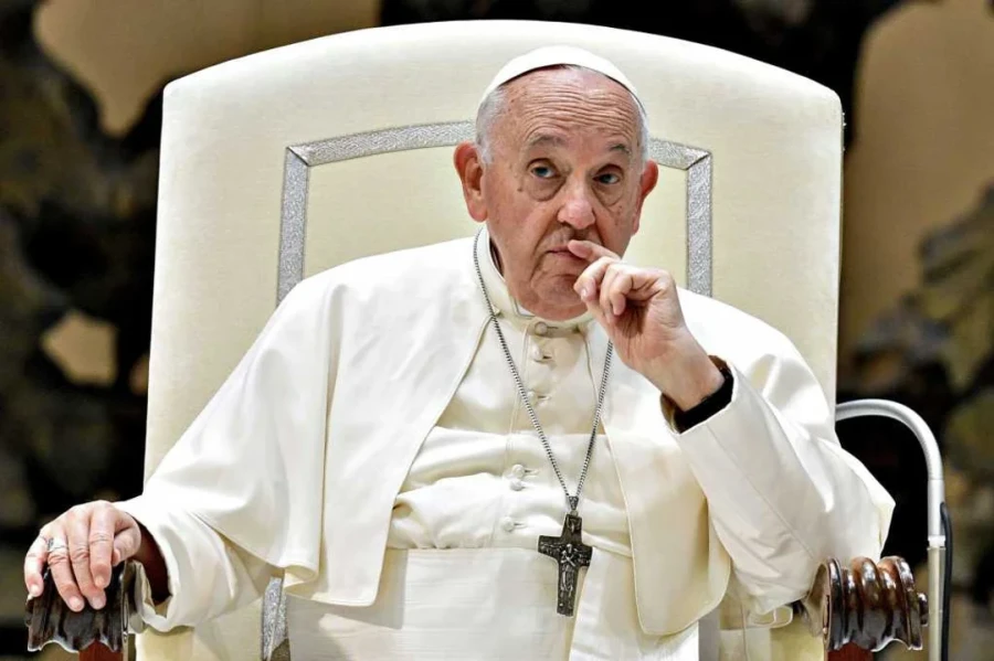 El Papa sigue internado por una bronquitis.