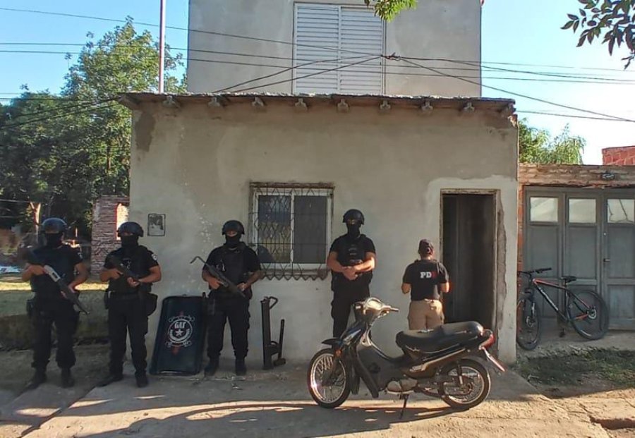 Los pesquisas de PDI Rafaela con colaboraci&oacute;n del Grupo de Apoyo T&aacute;ctico (GAT) de la Unidad Regional I Santa Fe, allanaron una propiedad ubicada en Av. Cabal 1000 de Pilar.