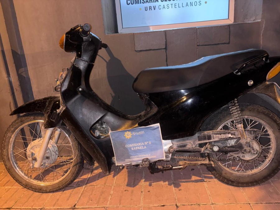 La moto recuperada por la Polic&iacute;a en barrio 9 de Julio.