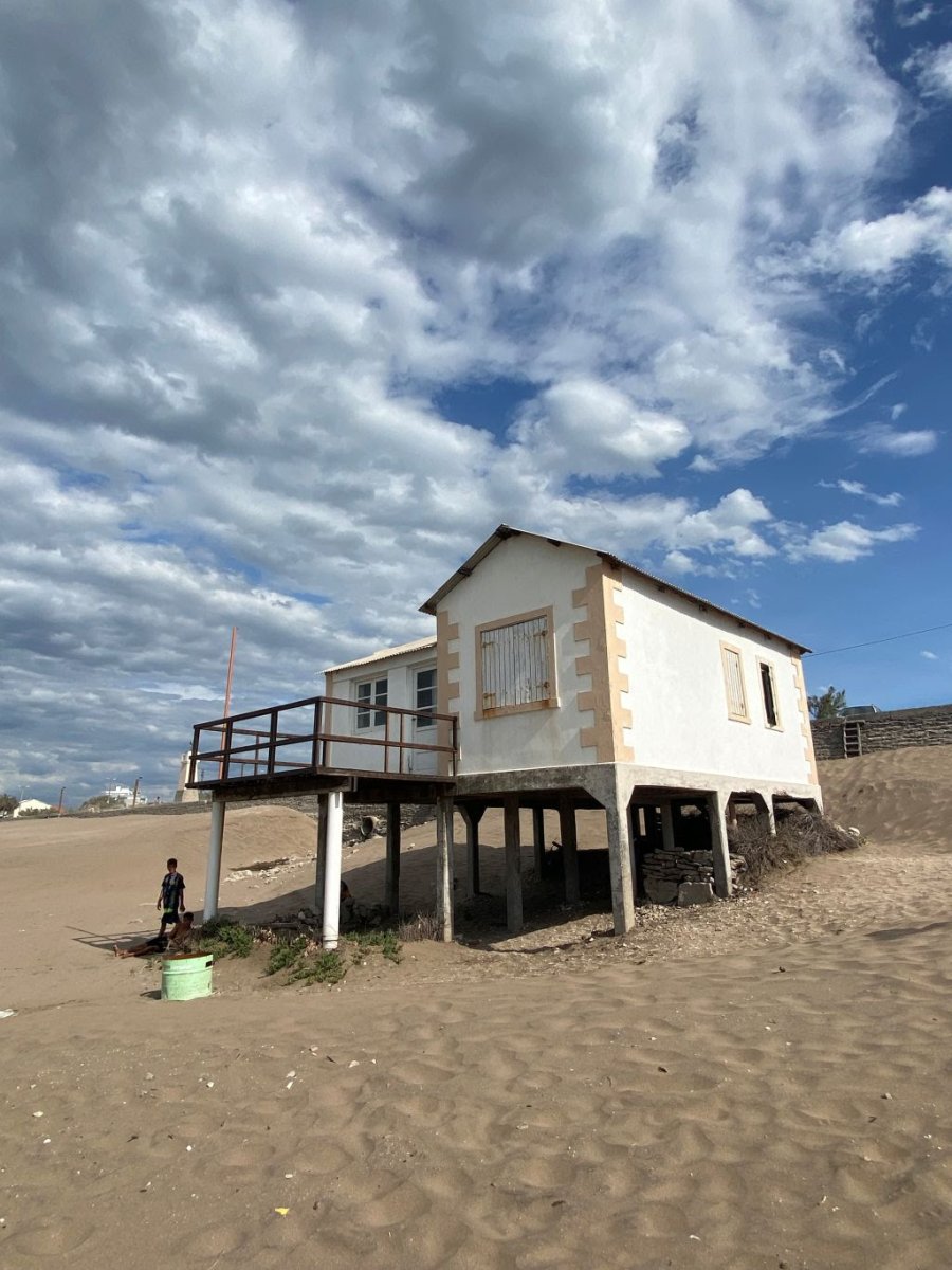 Su fachada solitaria, desgastada por la sal y el agua y sus cimientos enterrados en la arena, narran una historia que la empodera: la de sobrevivir contra todo pron&oacute;stico.