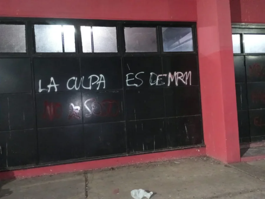 Las pintadas en el estadio cubierto de Newell&acute;s.