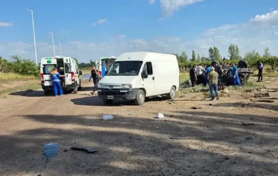 La camioneta Toyota Hillux SW4 negra volc&oacute; en el kil&oacute;metro 986 de la ruta 7.