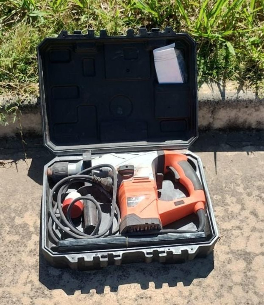 Tras una requisa personal los efectivos incautaron desde sus pertenencias un estuche cuyo interior guardaba un rotomartillo el&eacute;ctrico.