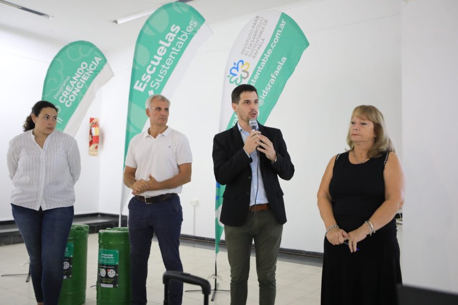 ENCUENTRO. El intendente Leonardo Viotti junto a la secretaria de Educaci&oacute;n y Cultura, Norma Becchio y el titular del IDSR, Enrique Soffietti, entre otros.