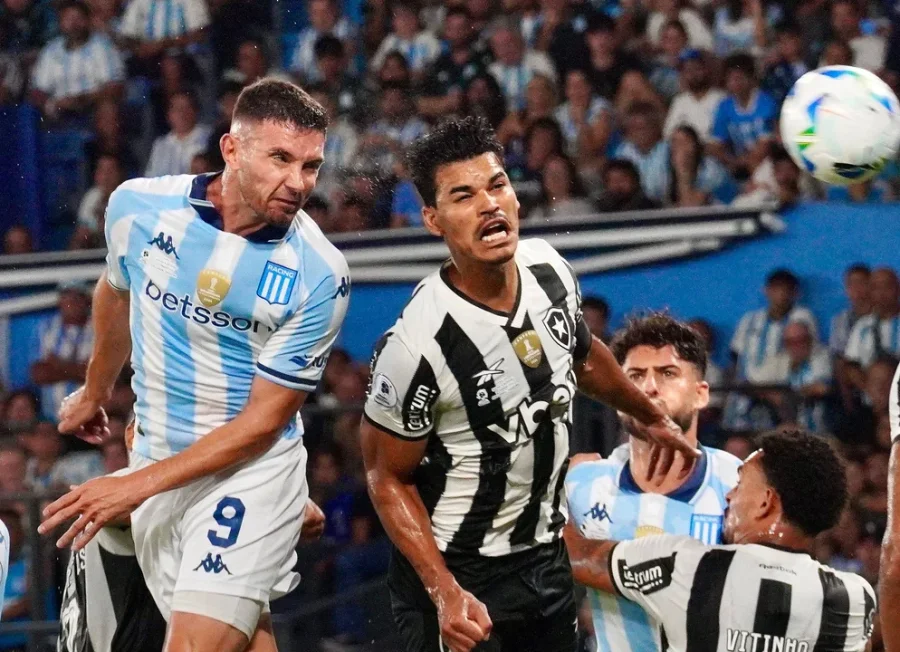 Adri&aacute;n "Maravilla" Mart&iacute;nez, autor del segundo gol, conecta un cabezazo que pas&oacute; muy cerca del palo.
