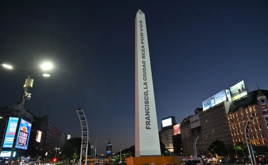 Tambi&eacute;n se iluminaron de naranja monumentos p&uacute;blicos, como el Puente de la Mujer en Puerto Madero.