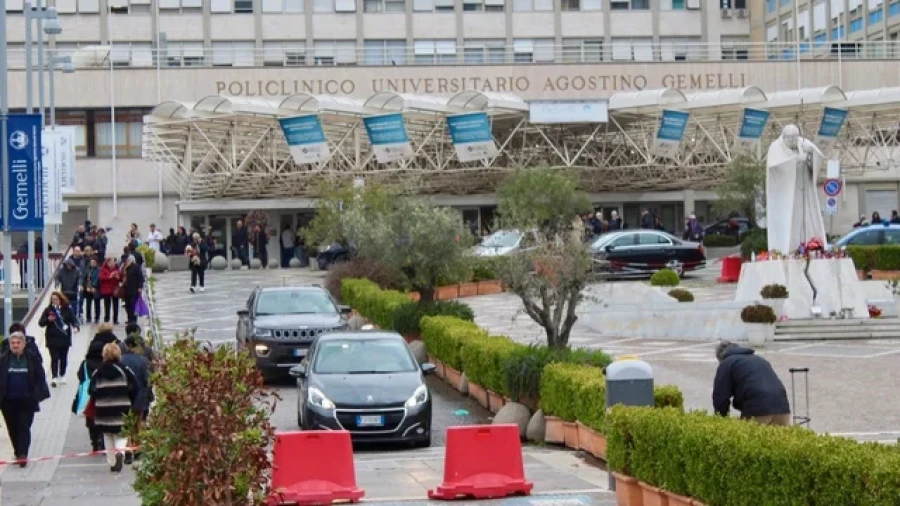 El Sumo Pont&iacute;fice continuaba internado en el nosocomio Gemelli de Roma.
