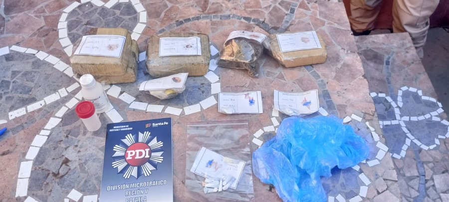 Adem&aacute;s de los 2 kg de marihuana secuestraron 9 envoltorios de nylon con coca&iacute;na.