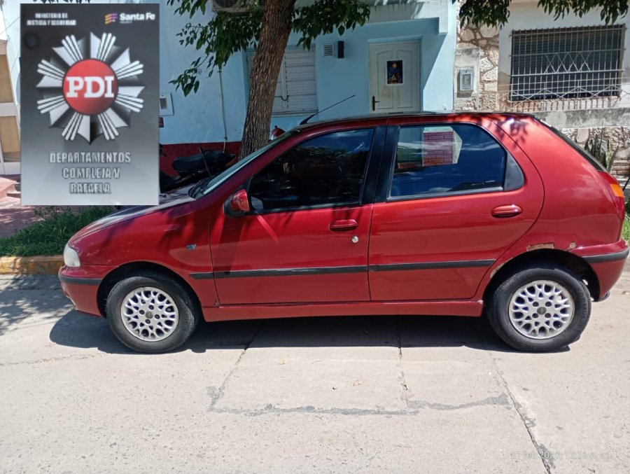 El auto Fiat Palio malhabido y recuperado en la localidad de Mois&eacute;s Ville.