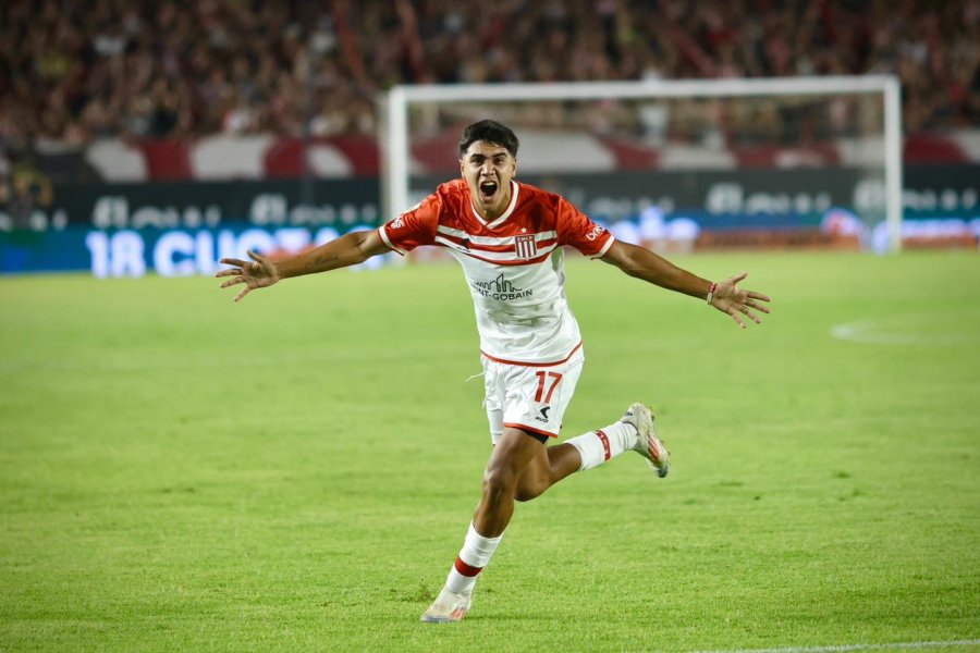 GOLAZO. Tobio Burgos convirti&oacute; de tiro libre.