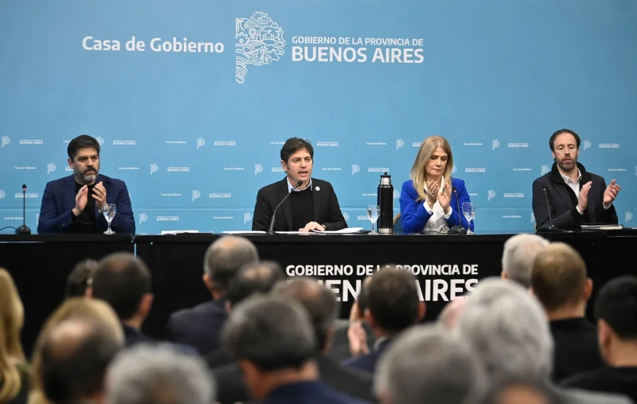 Axel Kicillof junto a Carlos Bianco y Ver&oacute;nica Magario.