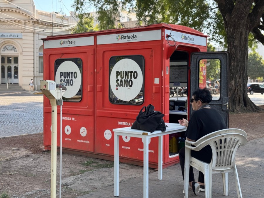 El Punto Sano sigue brindando atenci&oacute;n gratuita a los ciudadanos en la Plaza 25 de Mayo.