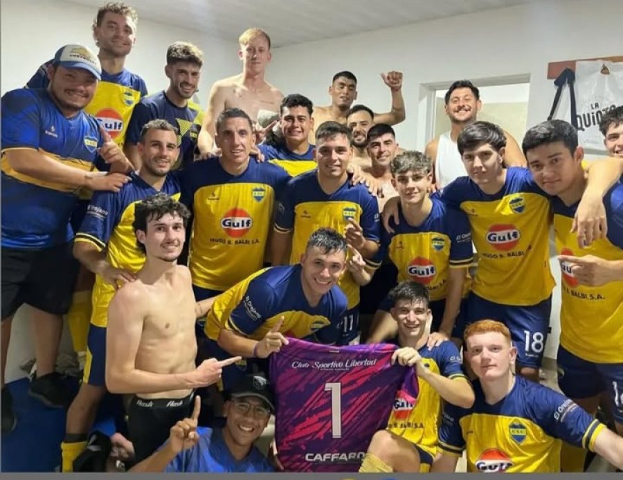 EN EL VESTUARIO. El festejo del equipo de Estaci&oacute;n Clucellas.