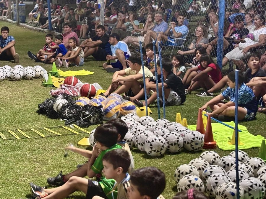 El estadio colmado fue el apoyo de la comunidad a la realizaci&oacute;n.