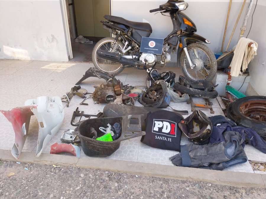 La PDI secuestró una motocicleta, casco y prendas, en la ciudad de San Cristóbal.&nbsp;