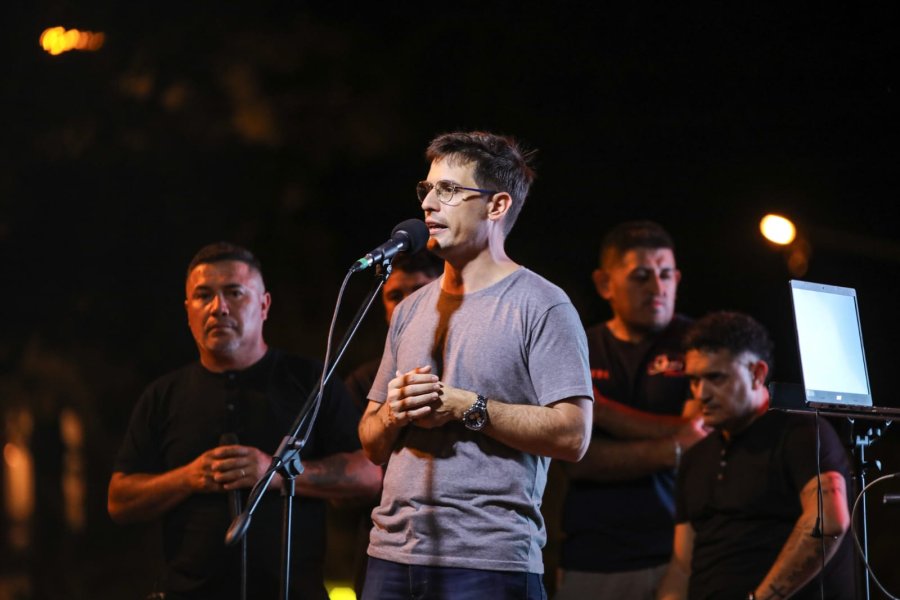 NOCHE UNICA. El intendente Leonardo Viotti estuvo presente en el evento que convoc&oacute; a much&iacute;simos rafaelinos en la noche del s&aacute;bado en la ciclov&iacute;a de Estanislao del Campo.