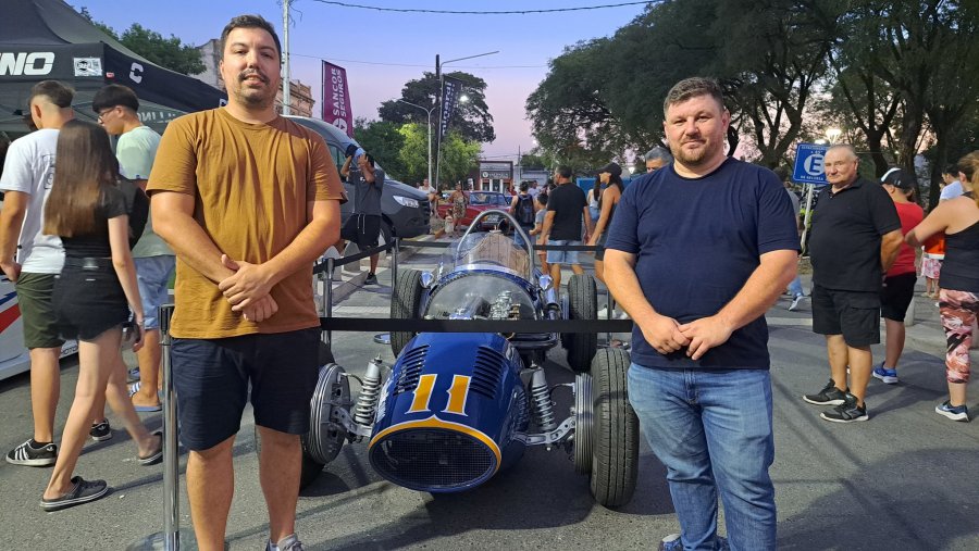 la t&oacute;rrida tarde dominguera reuni&oacute; a pilotos y m&aacute;quinas en la plaza Libertad.