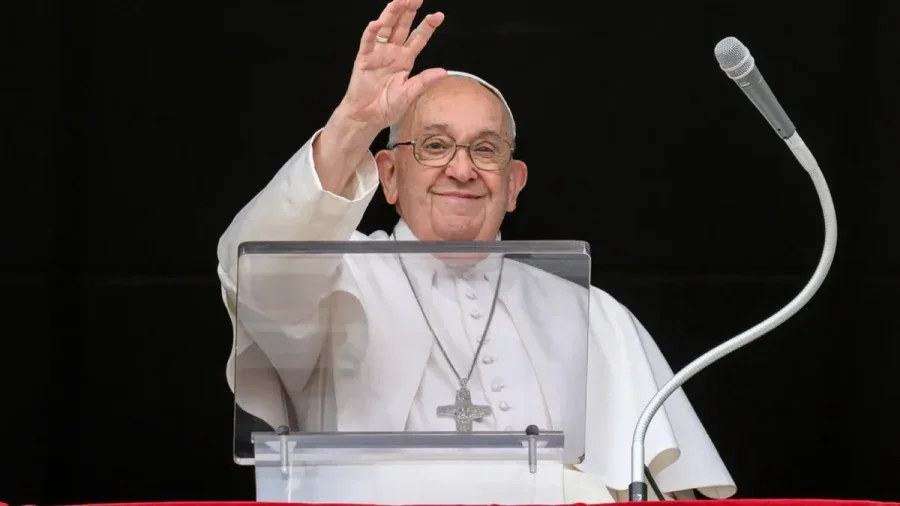 PAPA FRANCISCO. El Vaticano inform&oacute; que mostr&oacute; una leve mejor&iacute;a, pero sigue en estado cr&iacute;tico.
