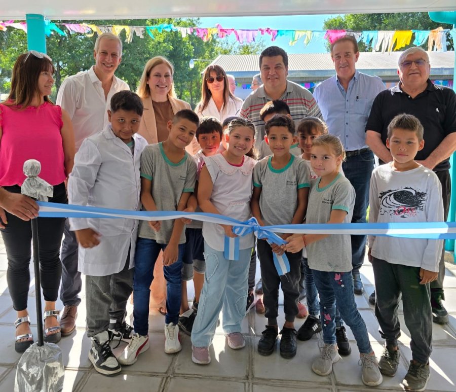 Scaglia, Scarpin y Marcon junto a los ni&ntilde;os durante el corte de cintas de la inauguraci&oacute;n de nuevas aulas.