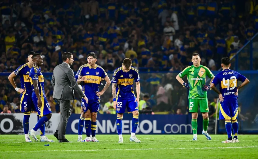 NO LO PUEDEN CREER. / Los jugadores de Boca tras la eliminaci&oacute;n ante Alianza Lima.