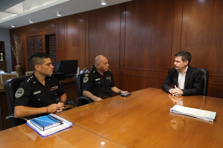 El Intendente junto a los polic&iacute;as federales Gast&oacute;n Montepeloso y el comisario Inspector Rojas de la Regional Litoral.