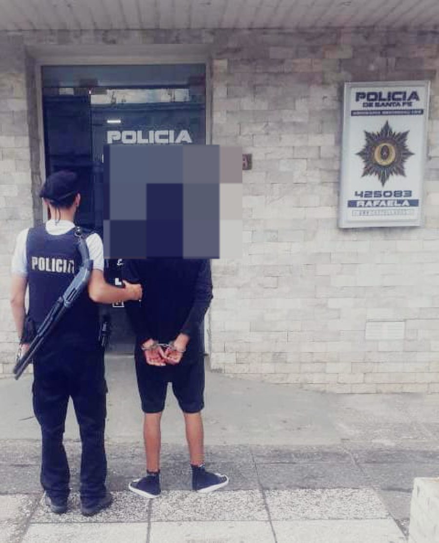 El arrestado habr&iacute;a robado en una vivienda de calle V&iacute;ctor Manuel, y en un local comercial de calle Saavedra.
