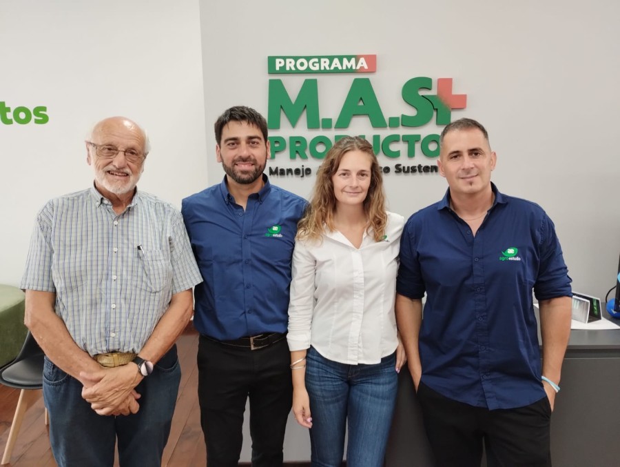 HAY EQUIPO. Gambaudo, Caraffini, Zenklusen y Villada, profesionales de Agroestudio que oficiaron de anfitriones ante la comitiva extranjera.