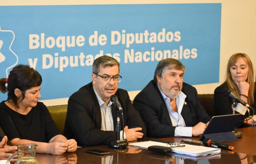 Germ&aacute;n Mart&iacute;nez y Jos&eacute; Mayans salieron al cruce del presidente Milei, en defensa de Kicillof. (FOTO UXP)