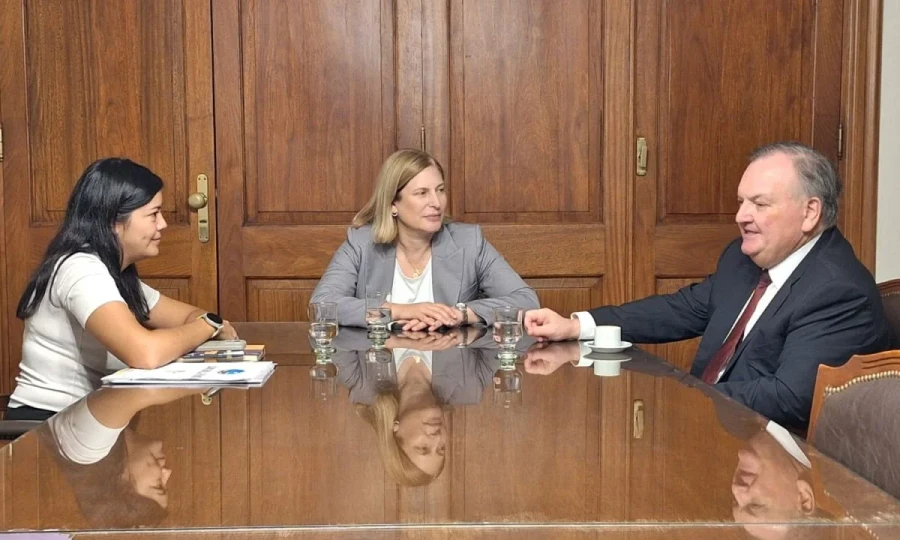 Romina L&oacute;pez, Gisela Scaglia y Felipe Michlig durante el encuentro.
