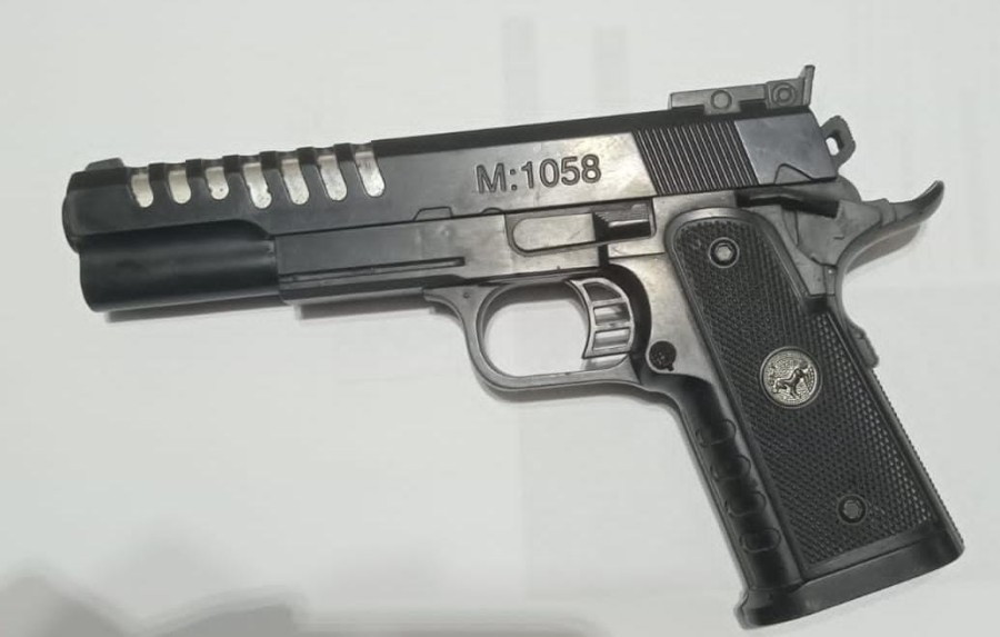 En Esperanza un sujeto fue arrestado con una r&eacute;plica de arma de fuego.