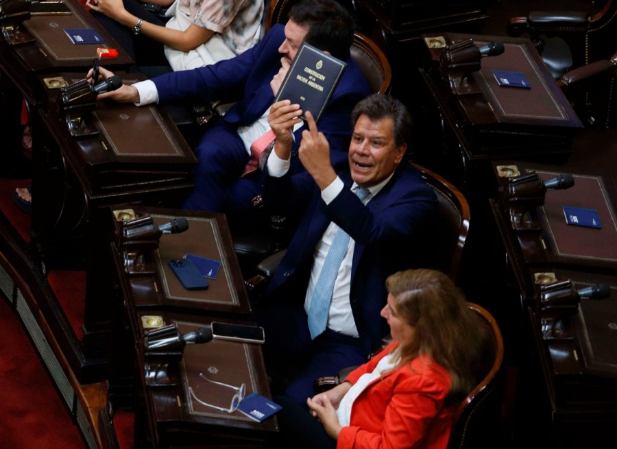 Manes muestra la Constituci&oacute;n en un recinto semivac&iacute;o.